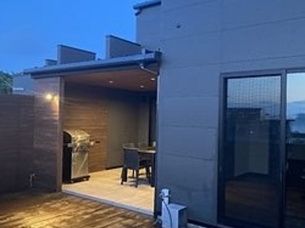 バーベキューテラスに屋根が付きました！の画像